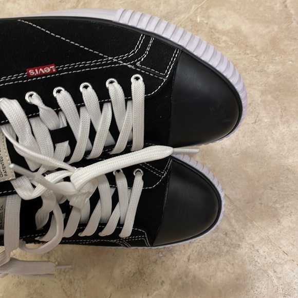 NEW Black and White Levi's Men's Sneakers in size 13 - Picture 4 of 6